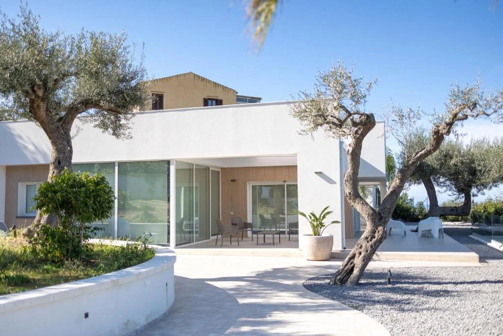 Villa intera in Sicilia: camere, spazi privati e domande prima di prenotare