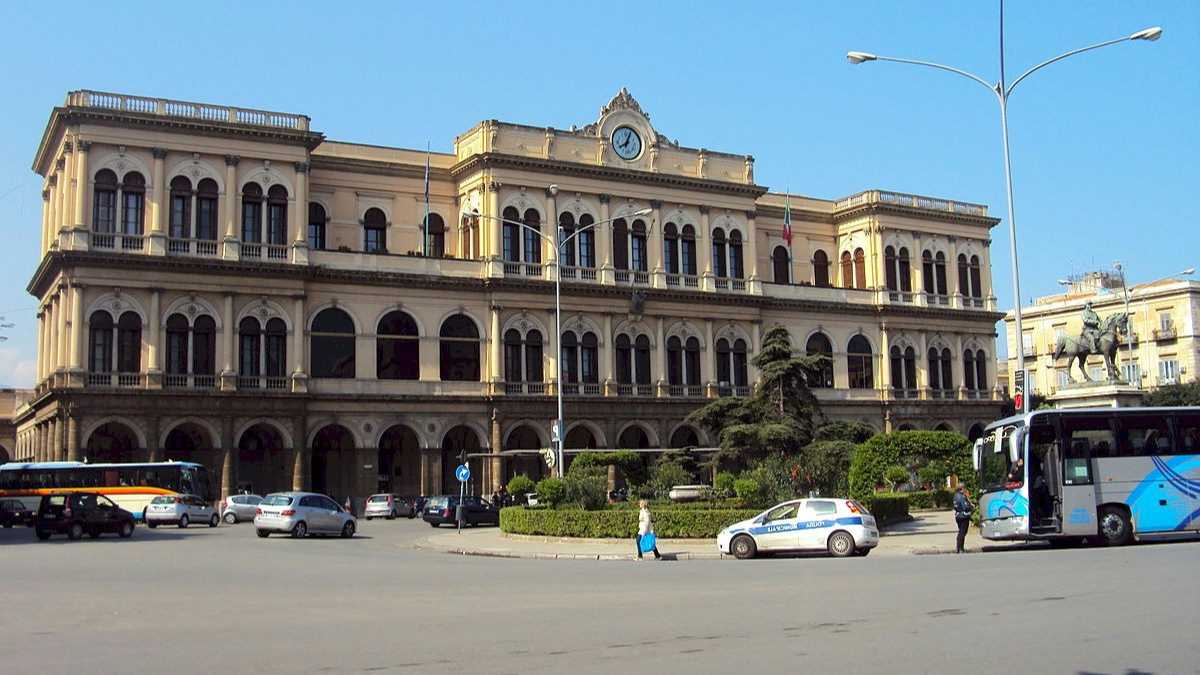 Come arrivare a Palermo: voli low cost, traghetti, bus e noleggio auto 2026