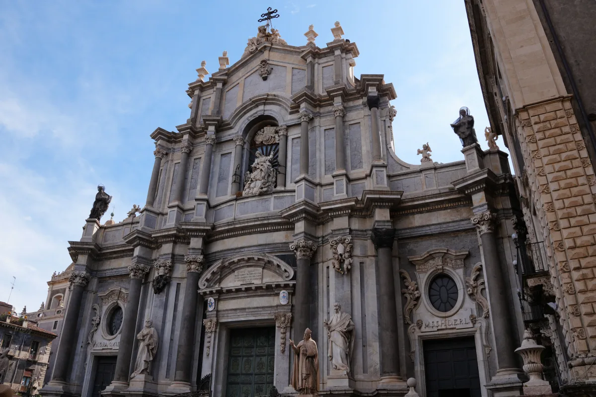 Come arrivare a Catania: voli low cost, traghetti, bus e noleggio auto 2026