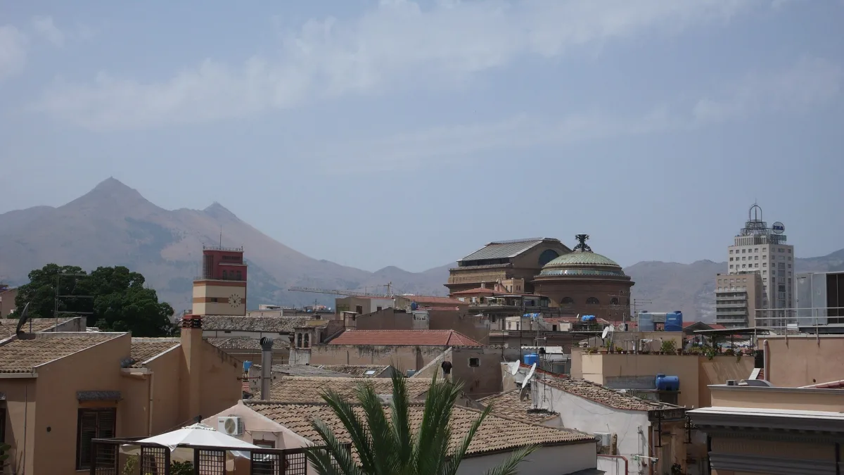 Come arrivare a Palermo: voli low cost, traghetti, bus e noleggio auto 2026