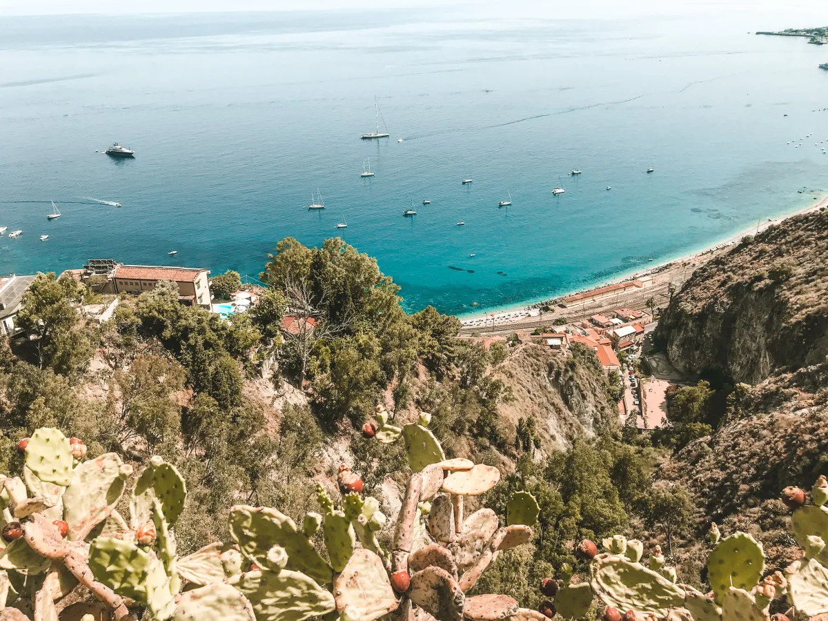 Come arrivare a Taormina: voli low cost, traghetti, bus e noleggio auto 2026
