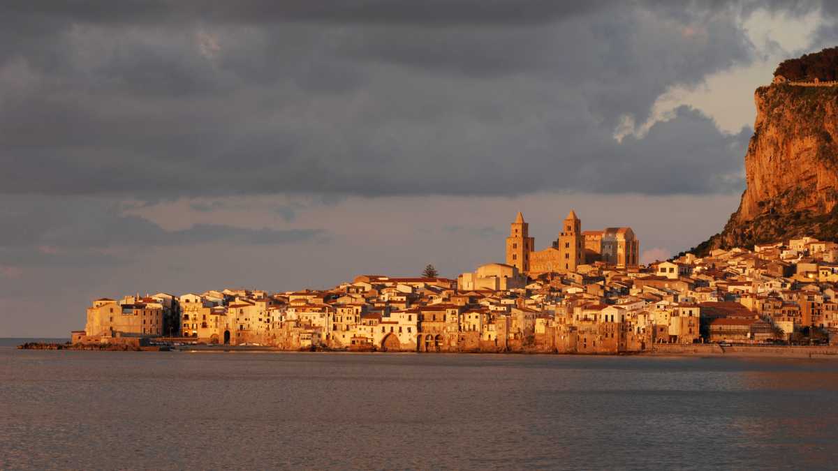 Come arrivare a Cefalù: voli low cost, traghetti, bus e noleggio auto 2026