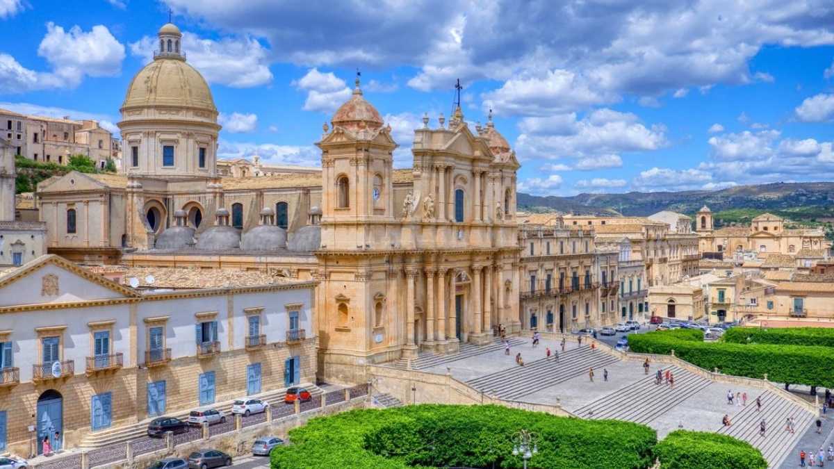 Come arrivare a Noto: voli low cost, traghetti, bus e noleggio auto 2026