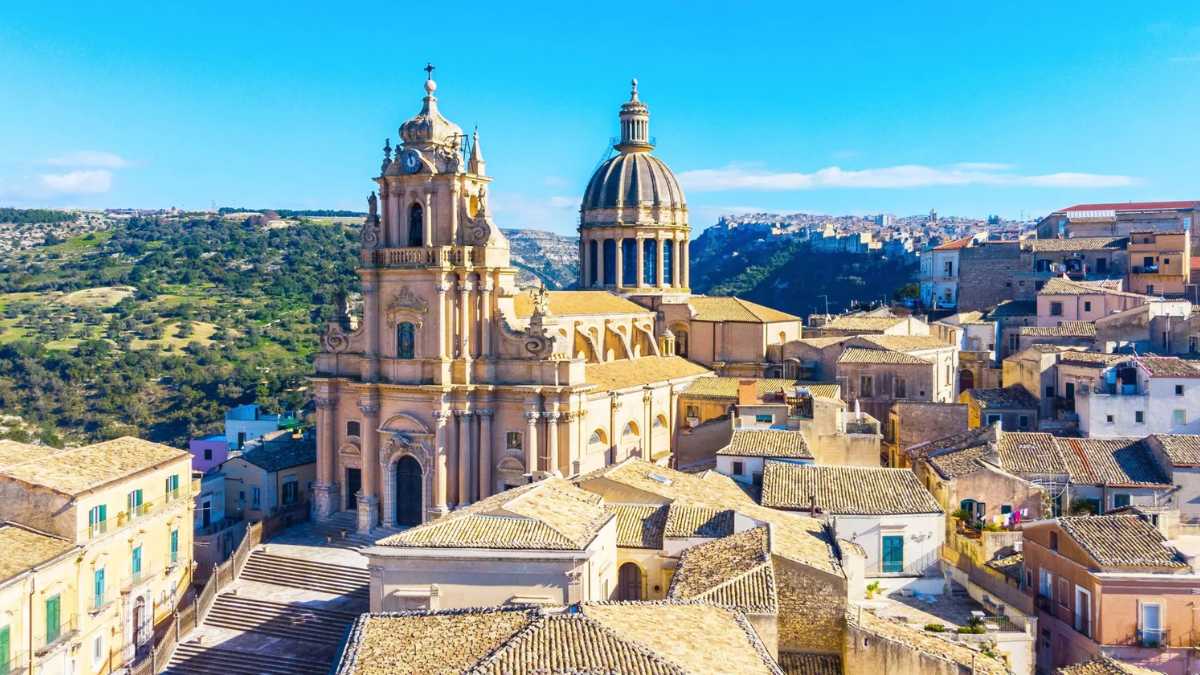 Come arrivare a Ragusa: voli low cost, traghetti, bus e noleggio auto 2026