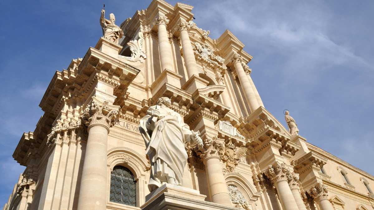Come arrivare a Siracusa: voli low cost, traghetti, bus e noleggio auto 2026