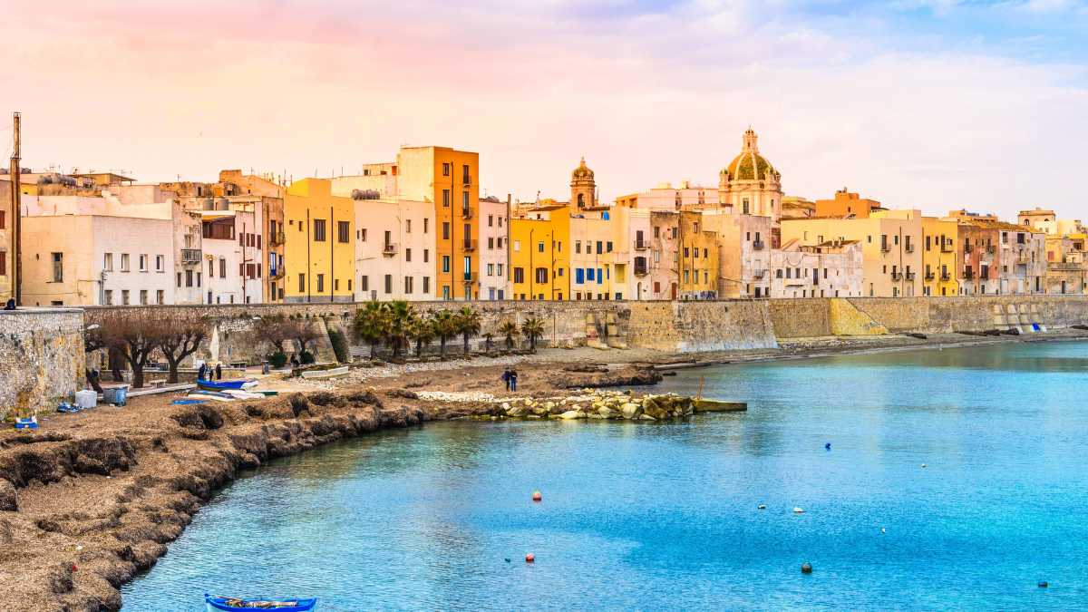 Come arrivare a Trapani: voli low cost, traghetti, bus e noleggio auto 2026