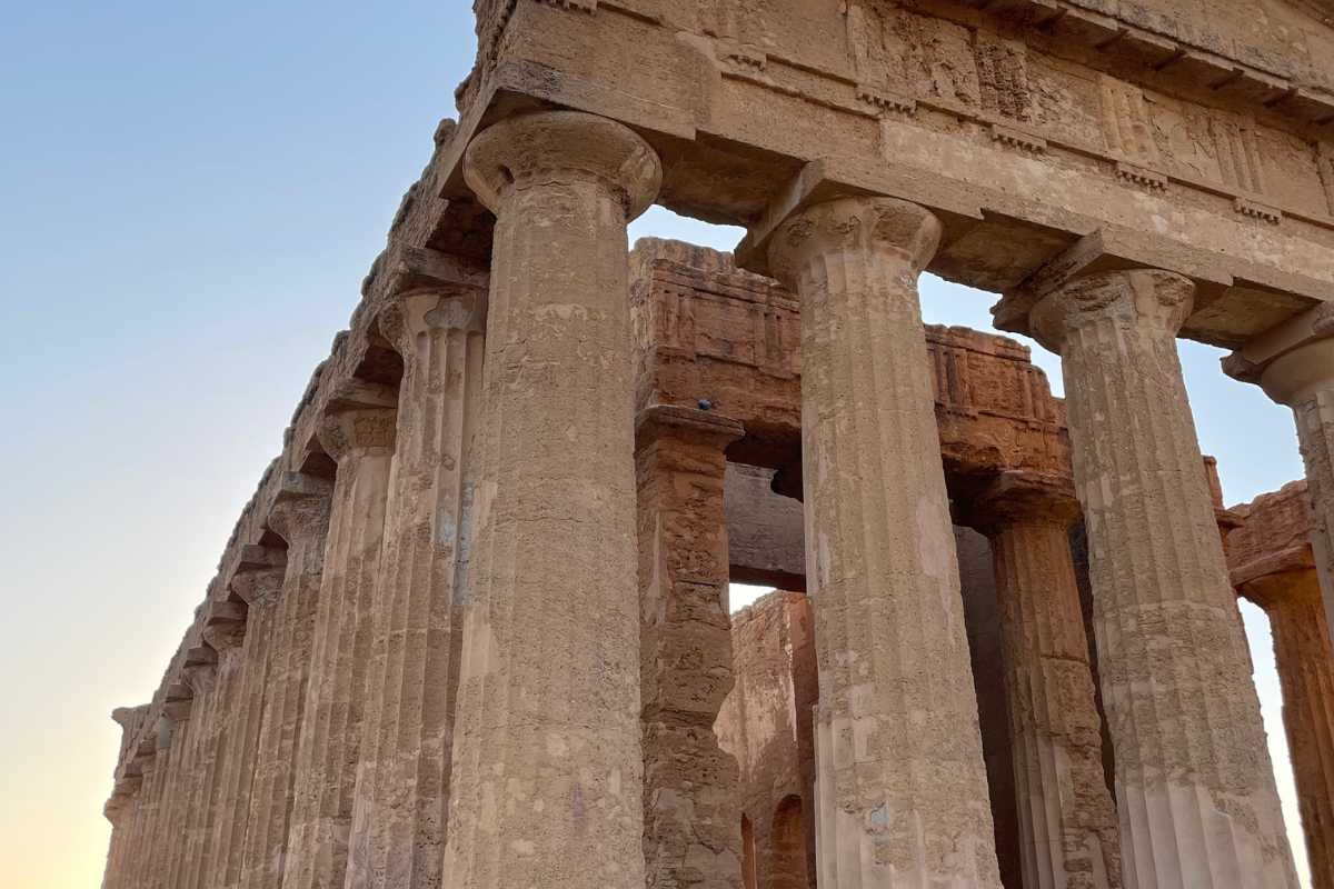 Bambini che esplorano il Giardino della Kolymbethra