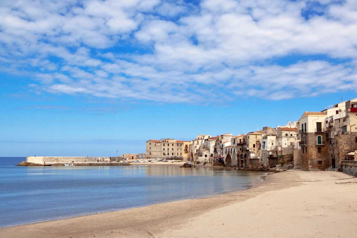 Vista panoramica di Cefalù con bambini sulla spiaggia
