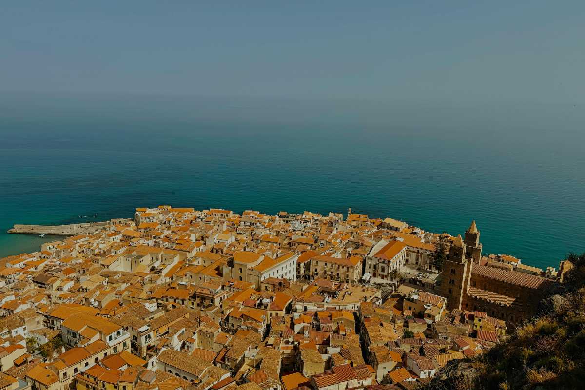Immagine di un traghetto in partenza dal porto