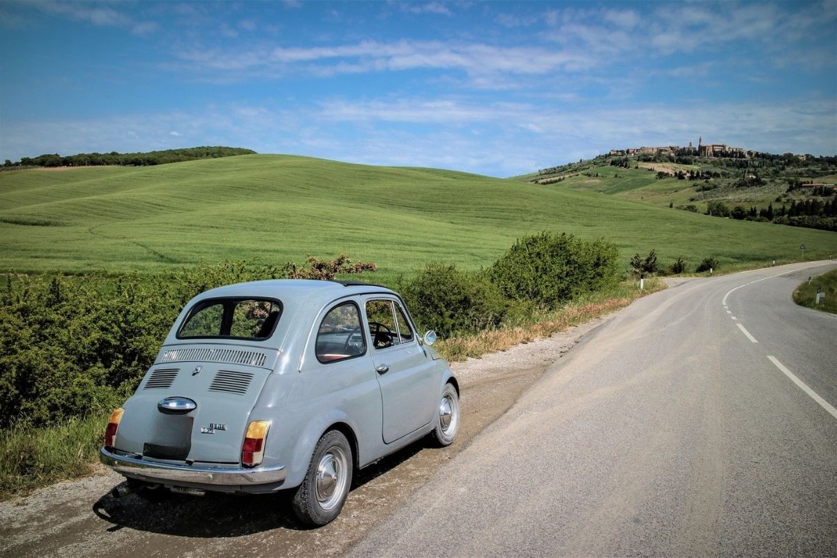 Auto in viaggio verso Noto con vista panoramica