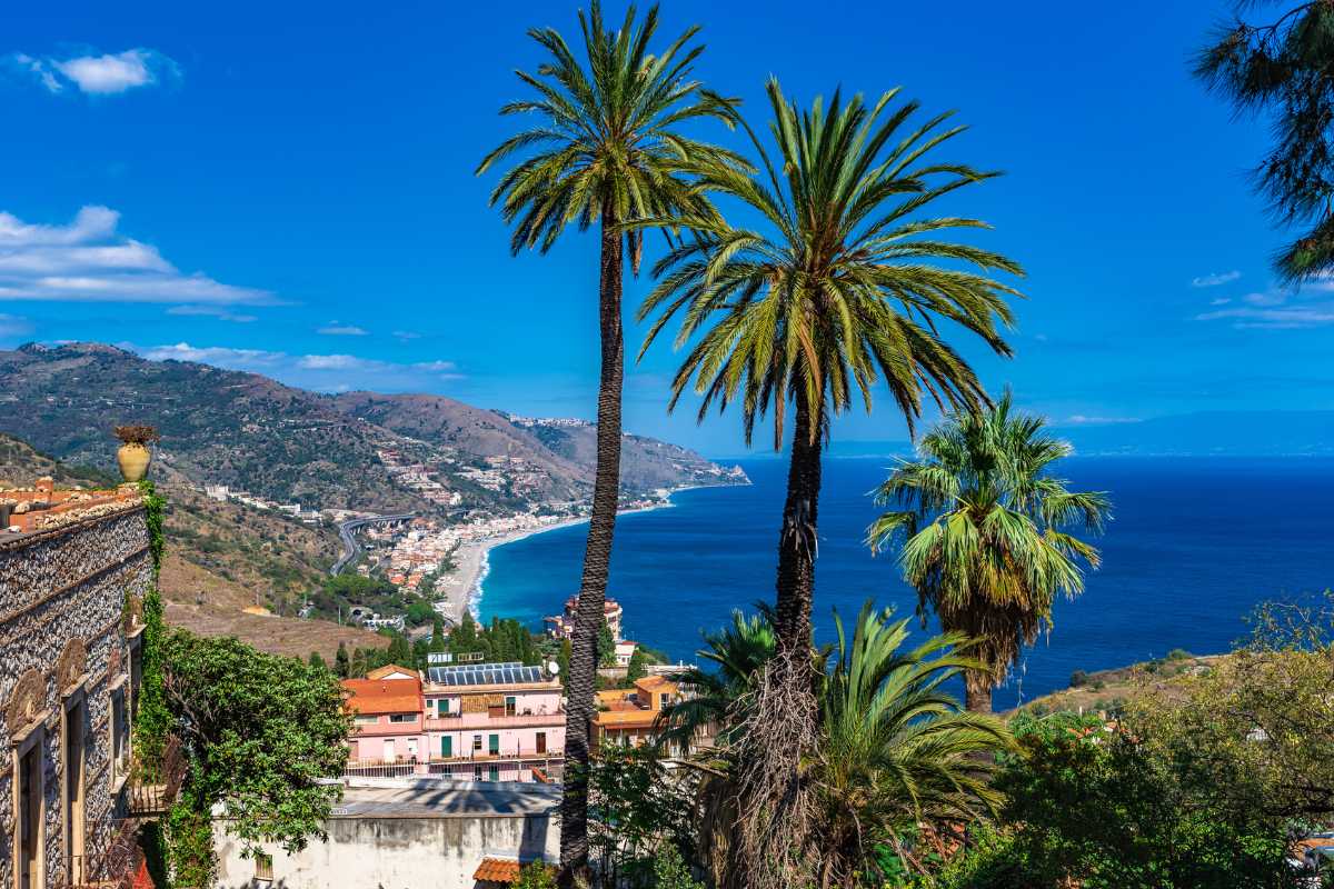 Vista panoramica di Taormina con il Teatro Greco e l'Etna sullo sfondo