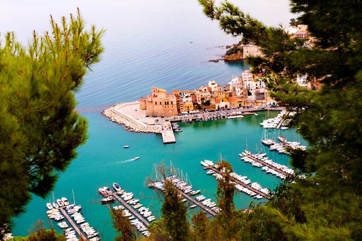 Vista panoramica di Trapani con il mare sullo sfondo