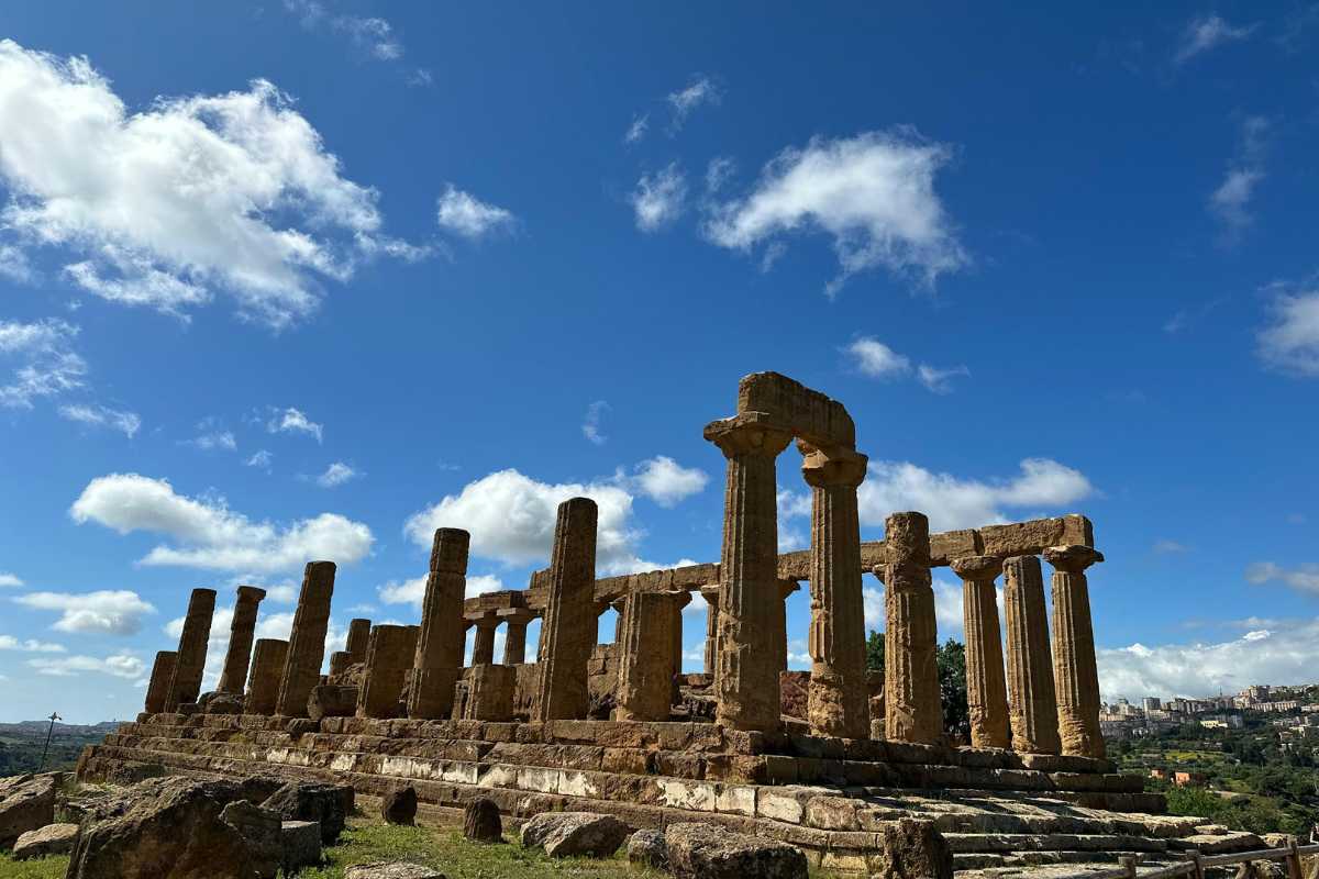 Treno che attraversa la campagna siciliana