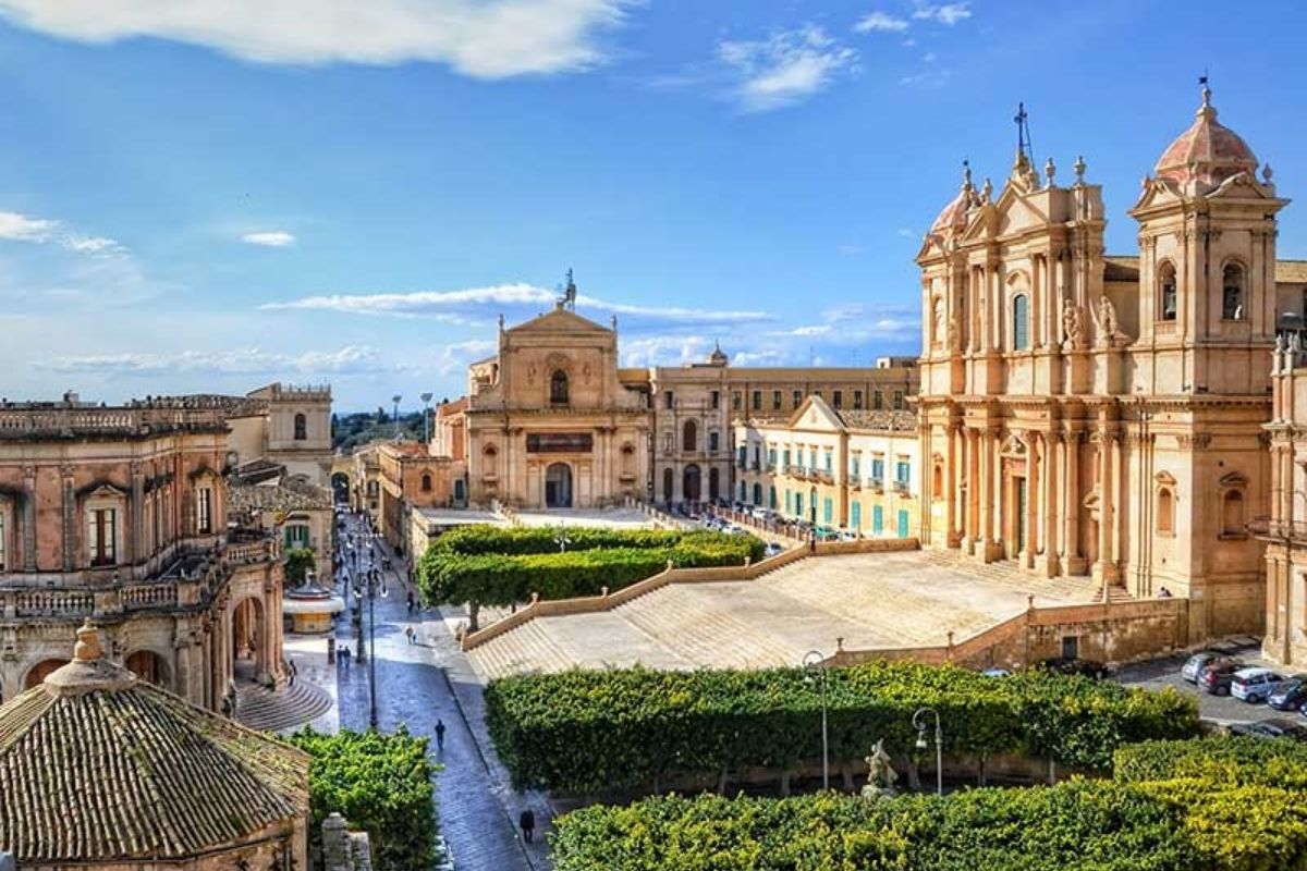 Panorama della città di Noto con i suoi edifici barocchi