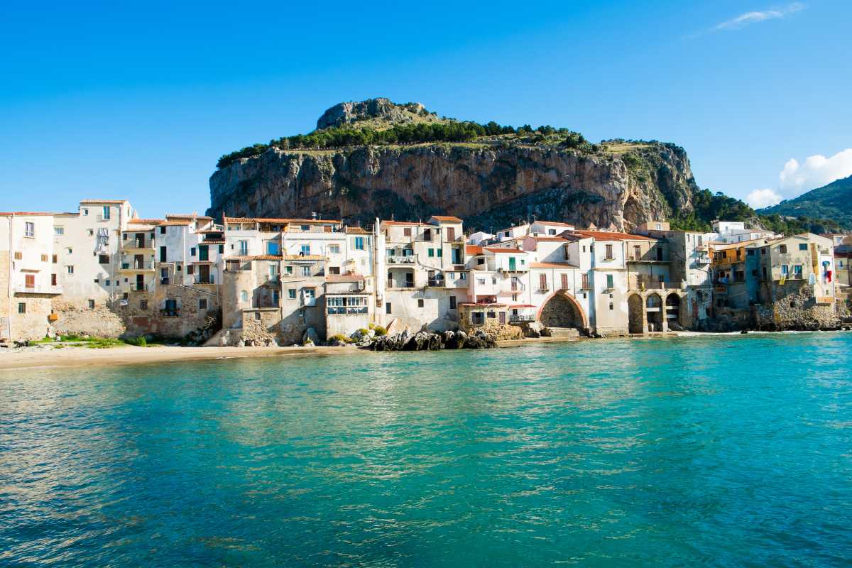 Vista panoramica di Cefalù con il Duomo e la Rocca