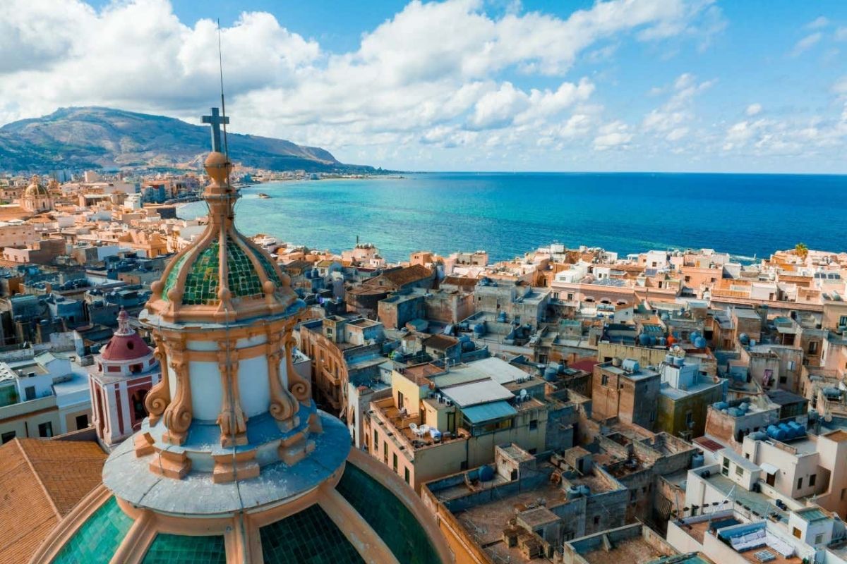 Vista panoramica del centro storico di Trapani, con il mare sullo sfondo