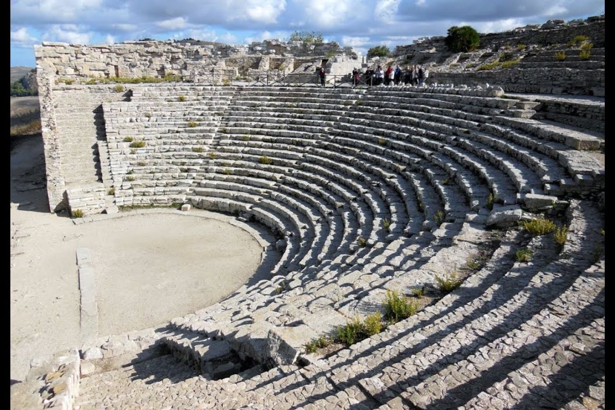 Rappresentazione teatrale al Teatro di Trapani