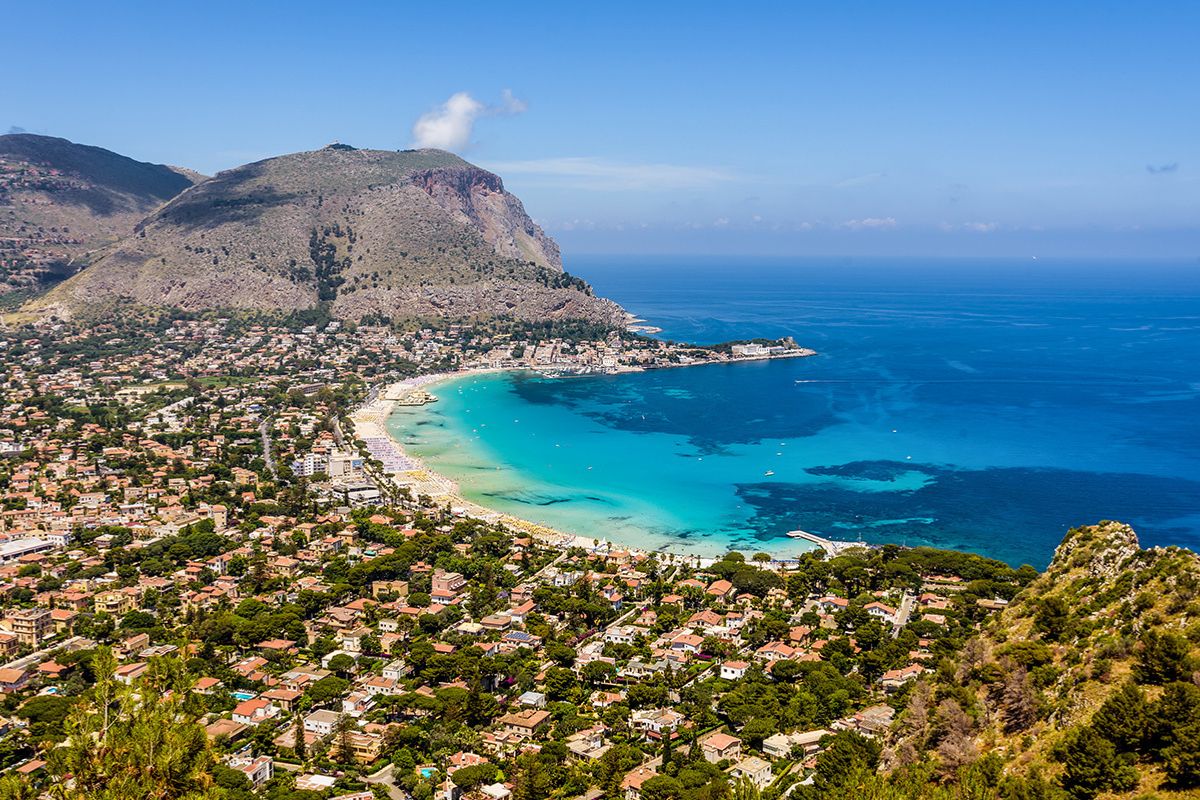 Spiagge di Palermo con acque cristalline e paesaggi mozzafiato