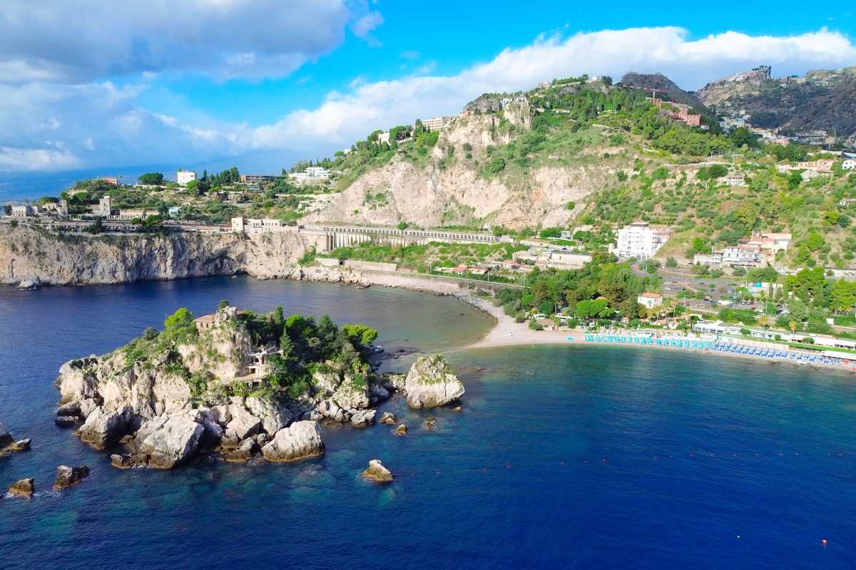 Vista panoramica delle spiagge di Taormina