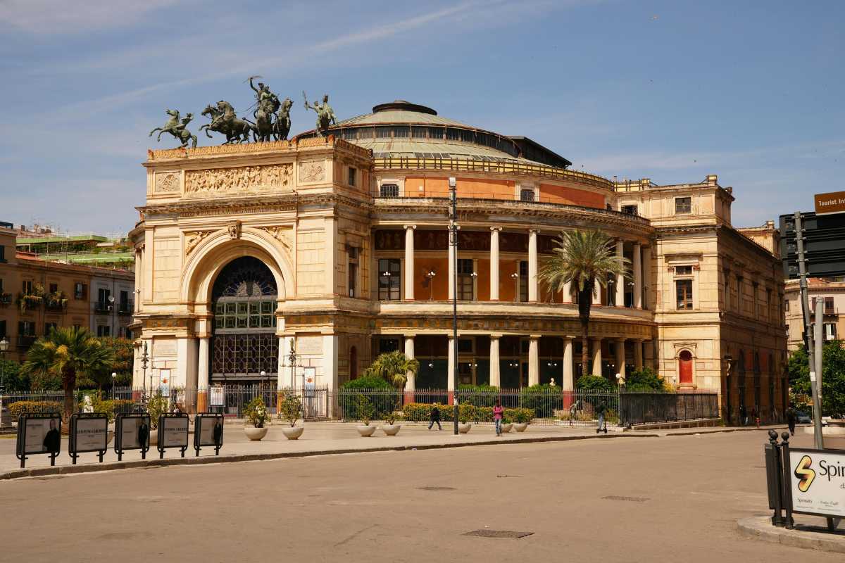 Vista panoramica di Palermo, evidenziando i mercati e l'architettura