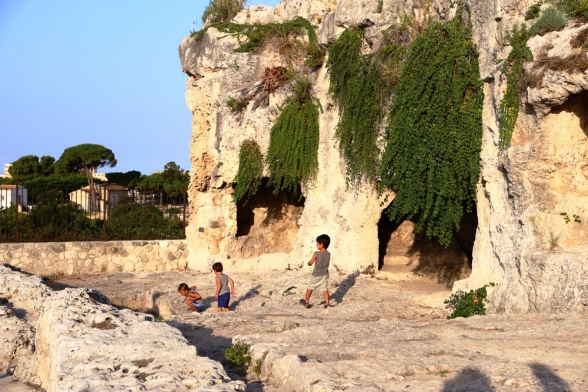 Bambini che giocano in un parco di Siracusa
