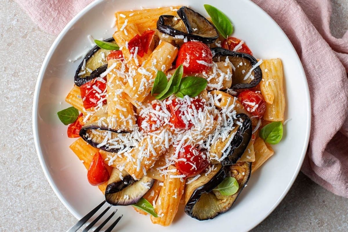 Ritratto di un tipico piatto siciliano, come la pasta alla Norma
