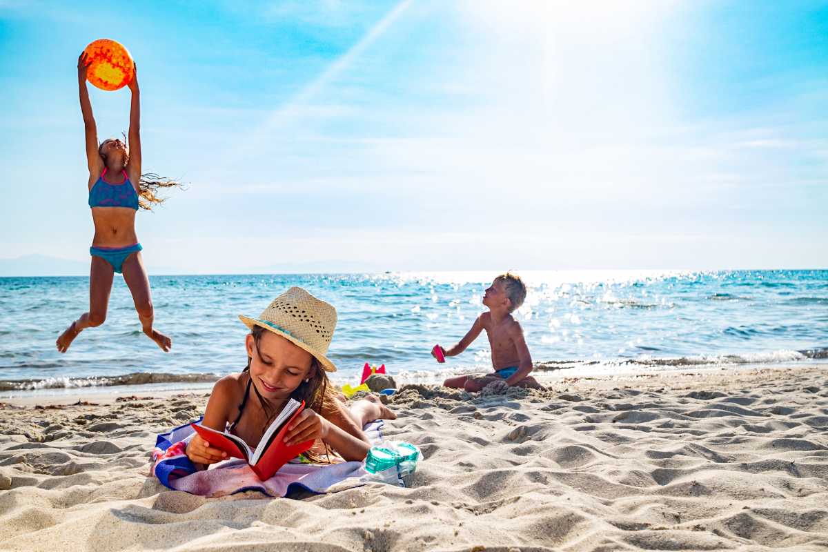 Vista panoramica di Taormina con bambini che giocano sulla spiaggia