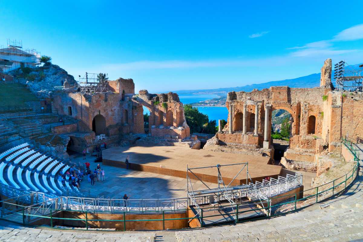 Vista panoramica di Taormina con il Teatro Greco e l'Etna sullo sfondo