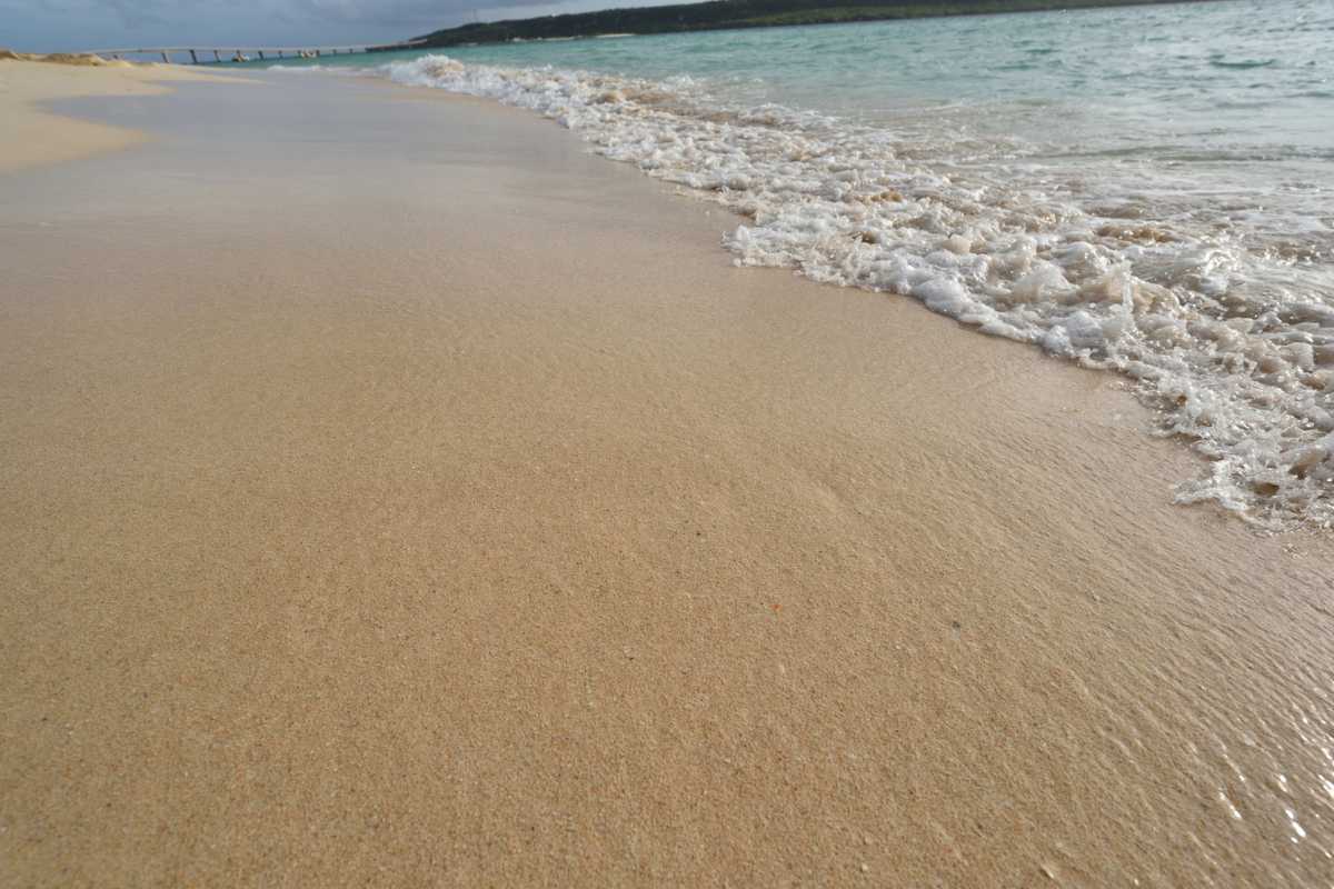 Vista panoramica di Trapani con bambini che giocano sulla spiaggia