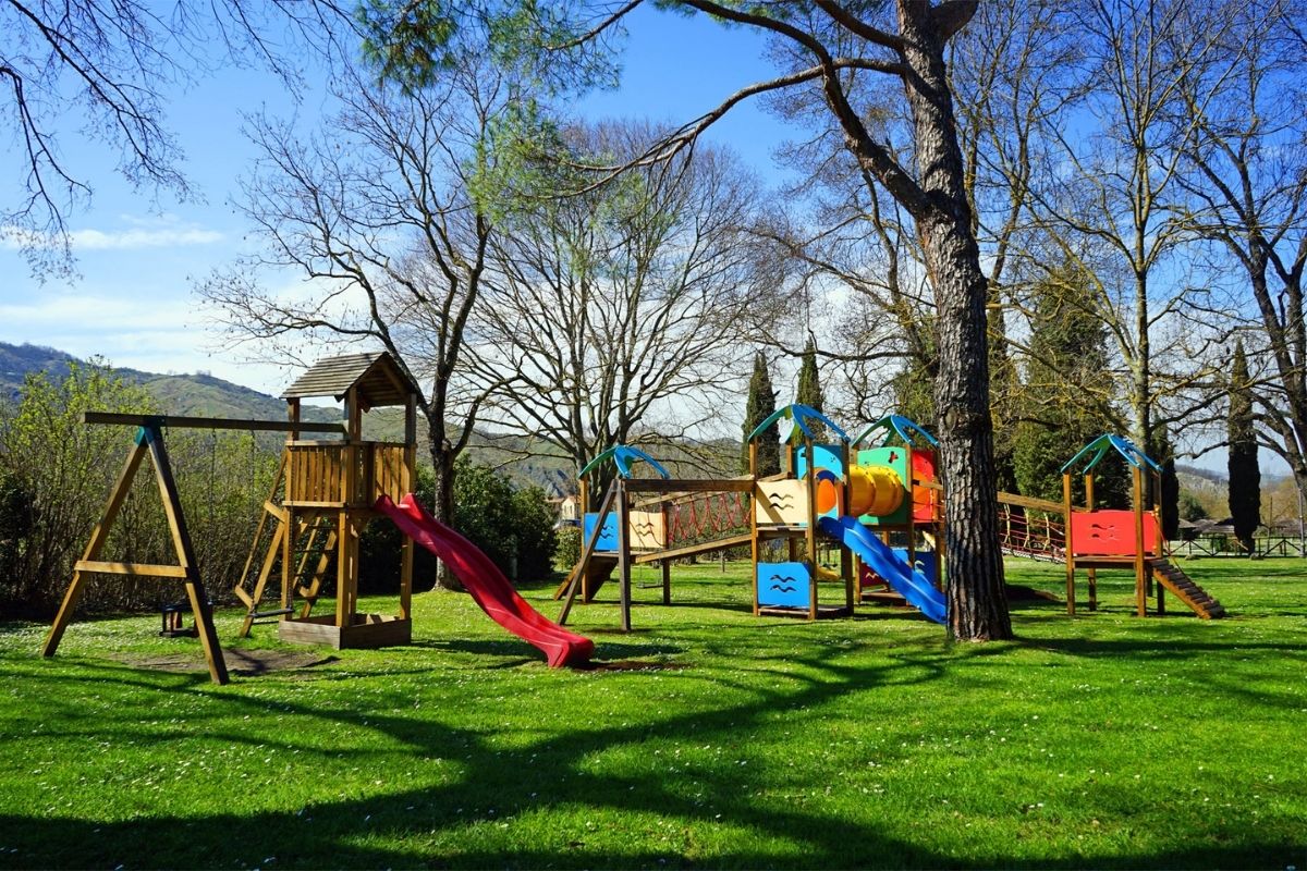 Bambini mentre giocano in un parco a Trapani