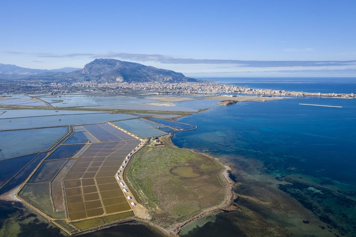 Vista panoramica di Trapani con il mare e le saline