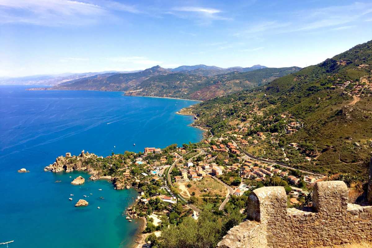 Panorama di Cefalù con la Rocca e il mare