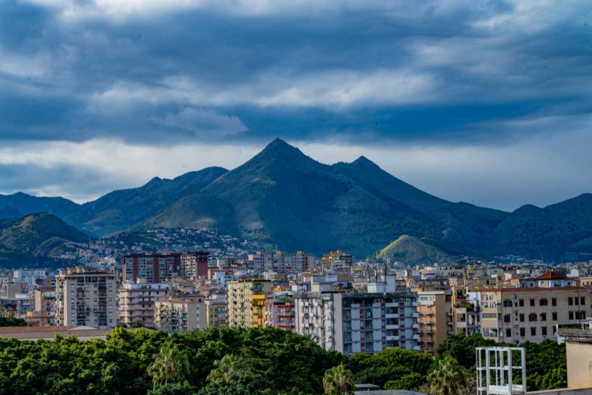 Panorama di Palermo con montagne sullo sfondo