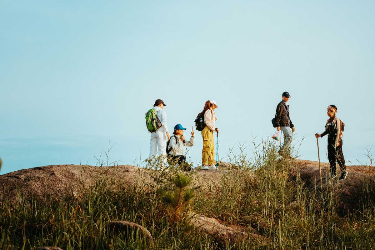Bambini in un sentiero naturalistico nei dintorni di Siracusa