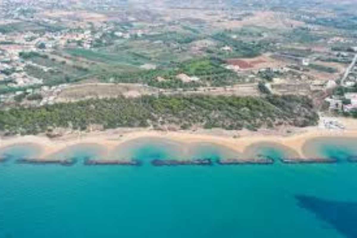 Spiaggia di San Leone con ombrelloni e bagnanti