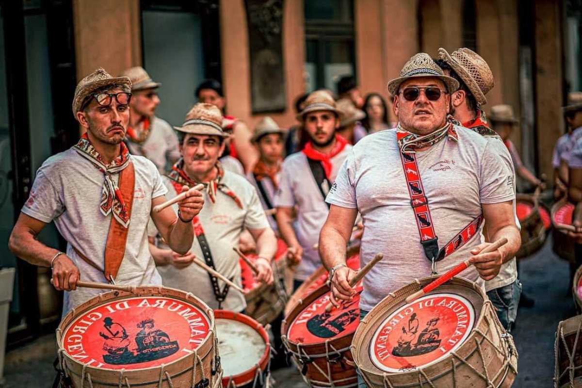 Festa di San Calogero con persone in costume tradizionale