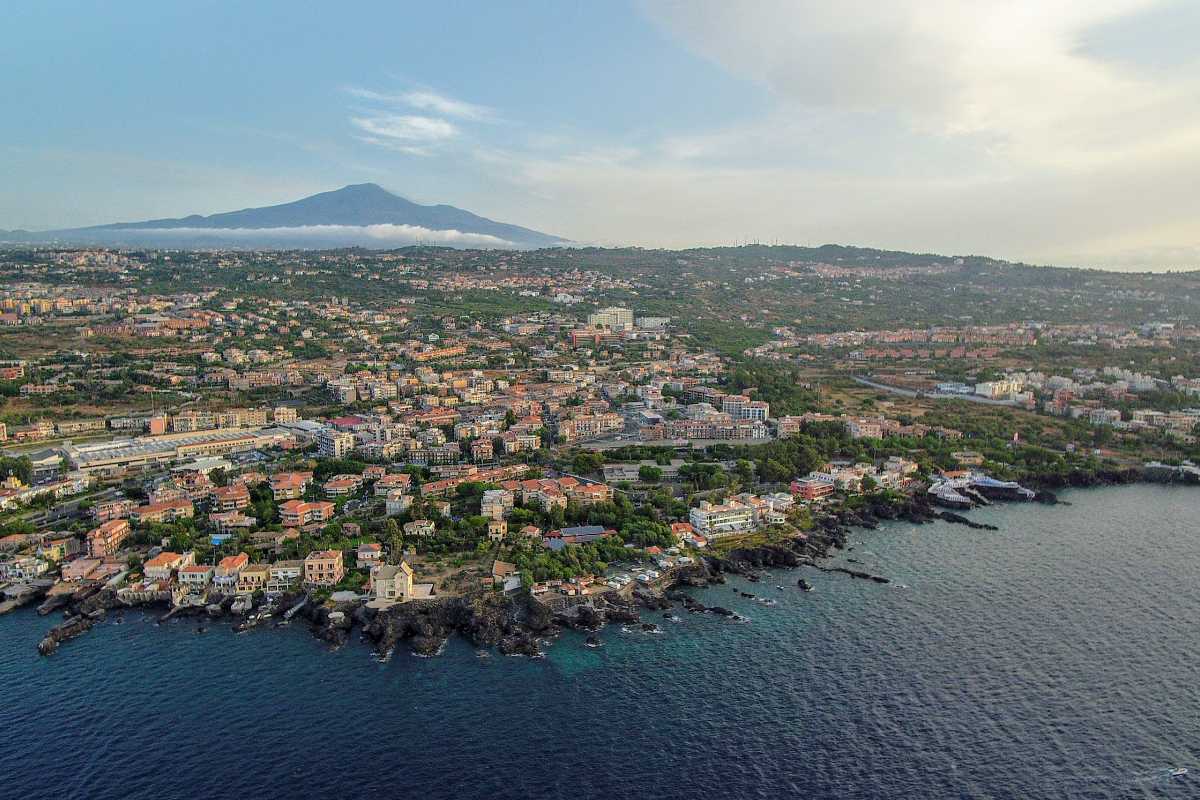 Panorama della città di Catania con l'Etna sullo sfondo