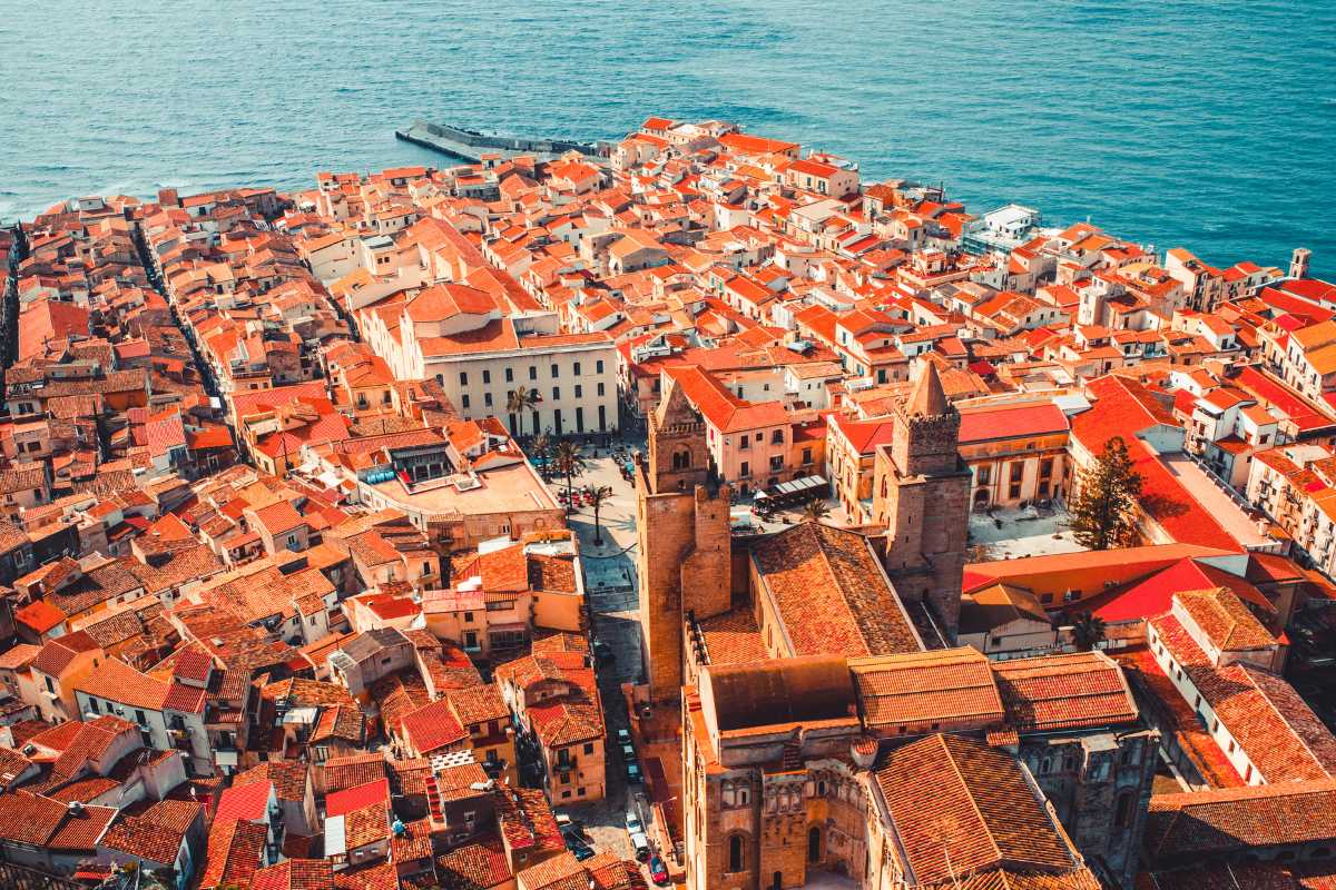 Vista panoramica del borgo di Cefalù con il mare sullo sfondo