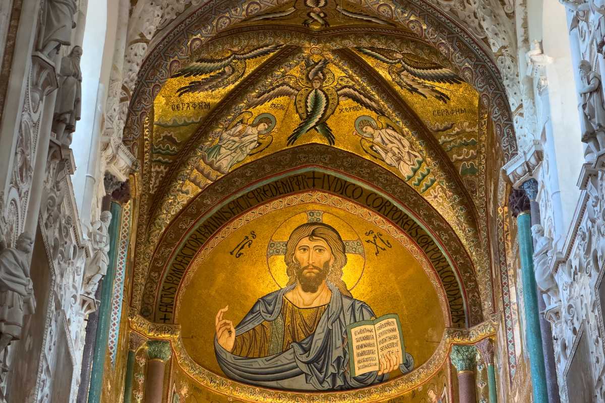 Dettaglio del Duomo di Cefalù con i suoi mosaici dorati