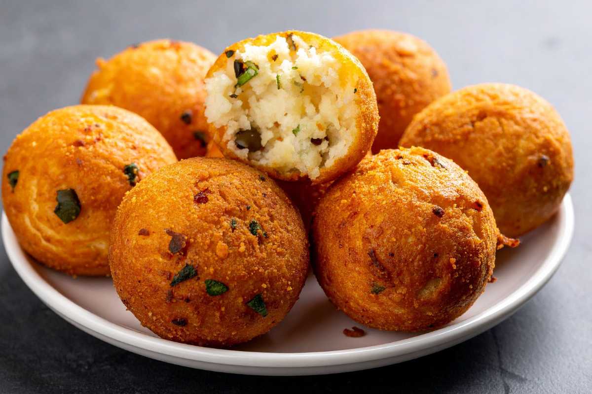 Piatto di arancine siciliane appena fritte