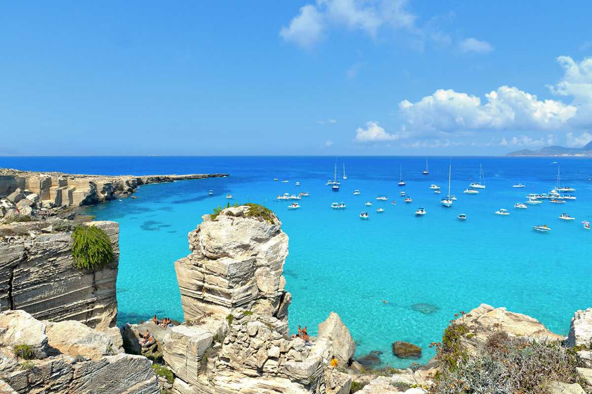 Spiaggia di Cala Rossa con acque turchesi