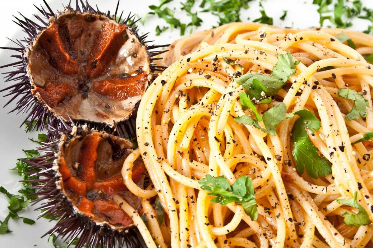 Piatti tipici delle Isole Egadi serviti in un ristorante