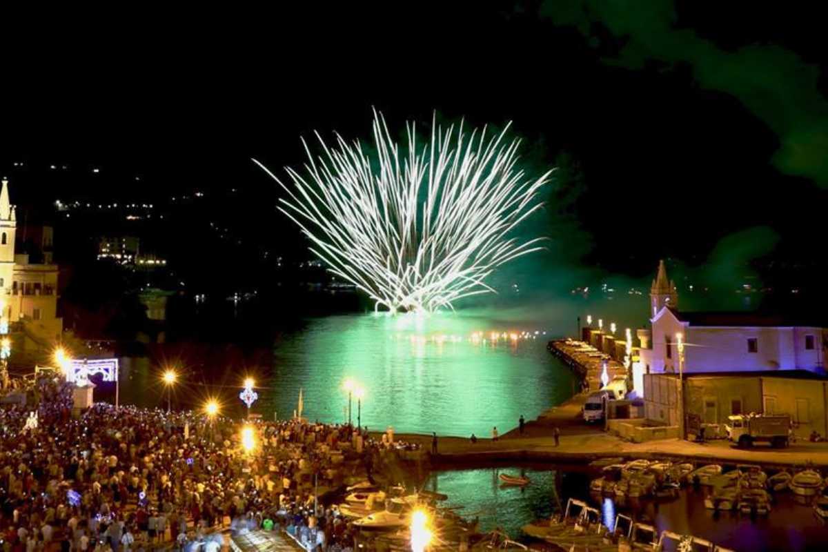 Festa tradizionale a Lipari con gente in costume e musica