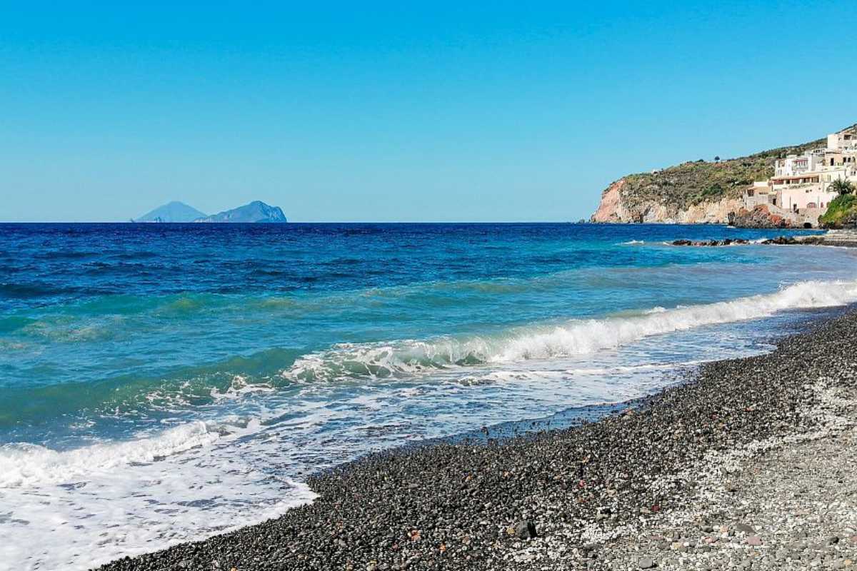 Spiaggia di Canneto con ombrelloni e turisti