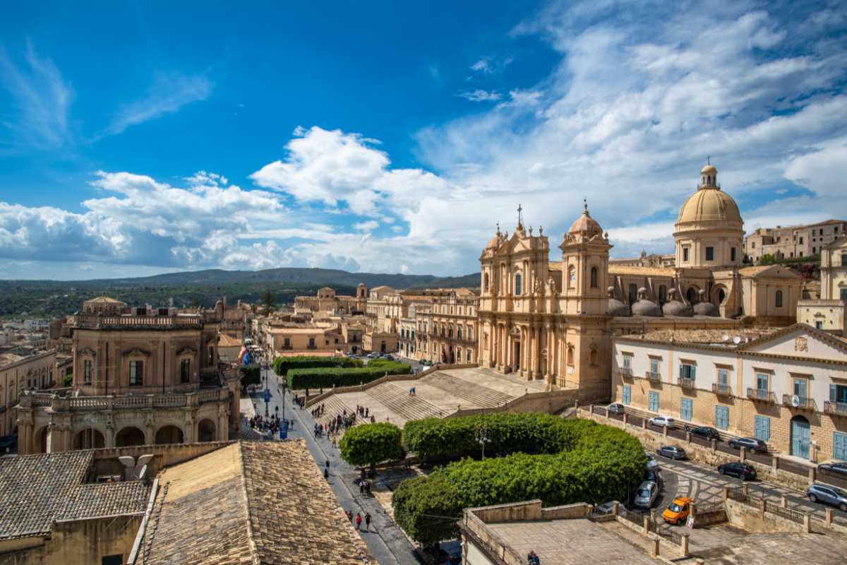 Panoramica della città di Noto con i suoi edifici barocchi e il cielo azzurro