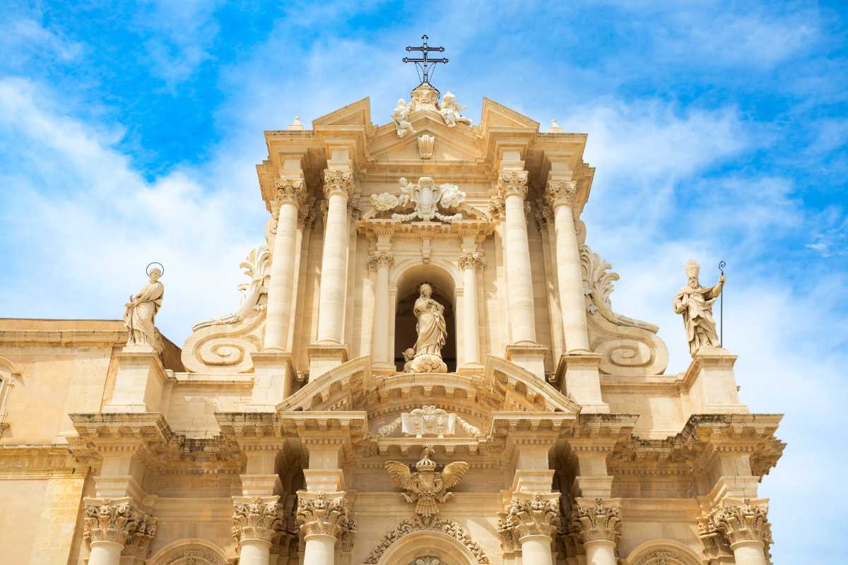 Facciata della Cattedrale di Noto con il suo campanile e le scale