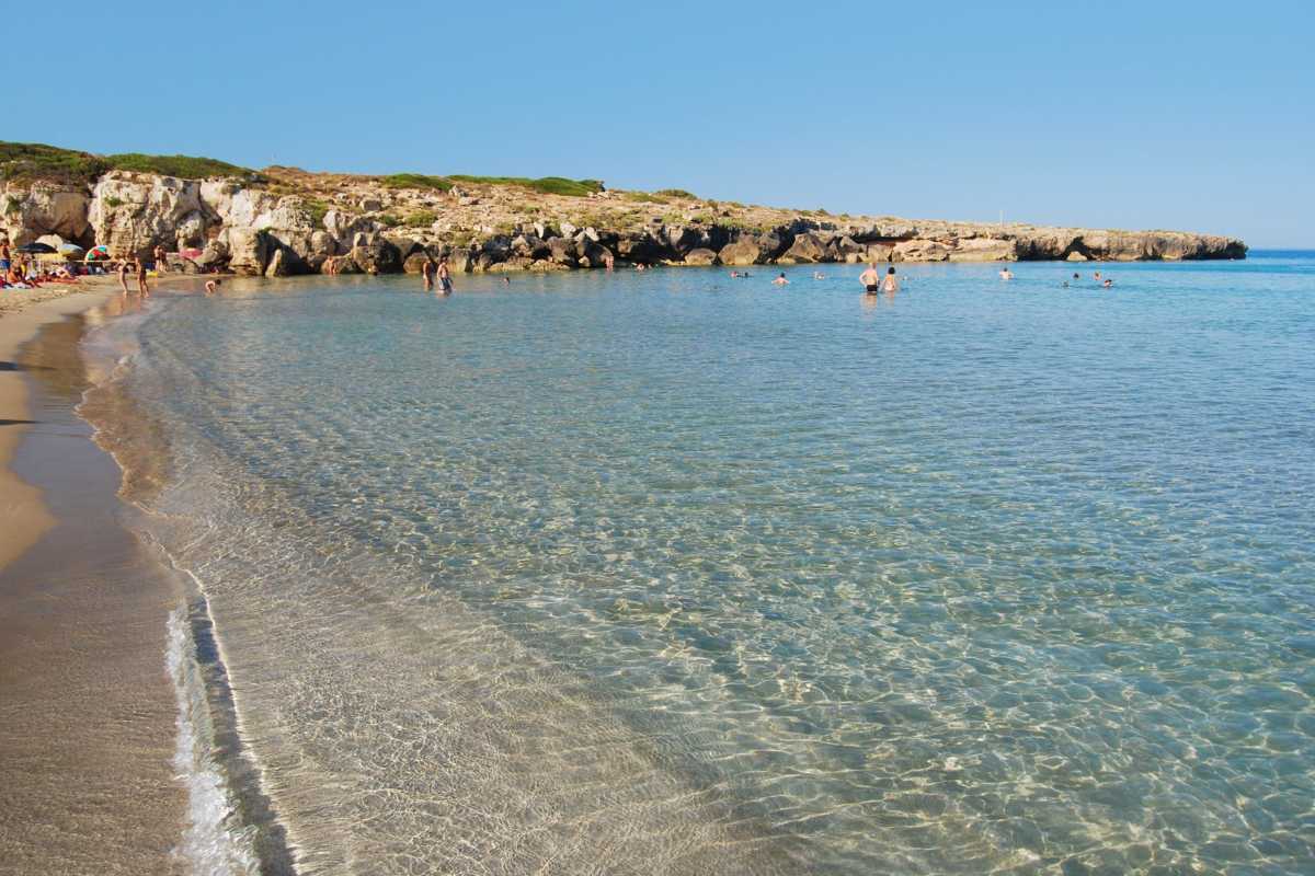 Spiaggia di San Lorenzo con il mare cristallino e la sabbia dorata