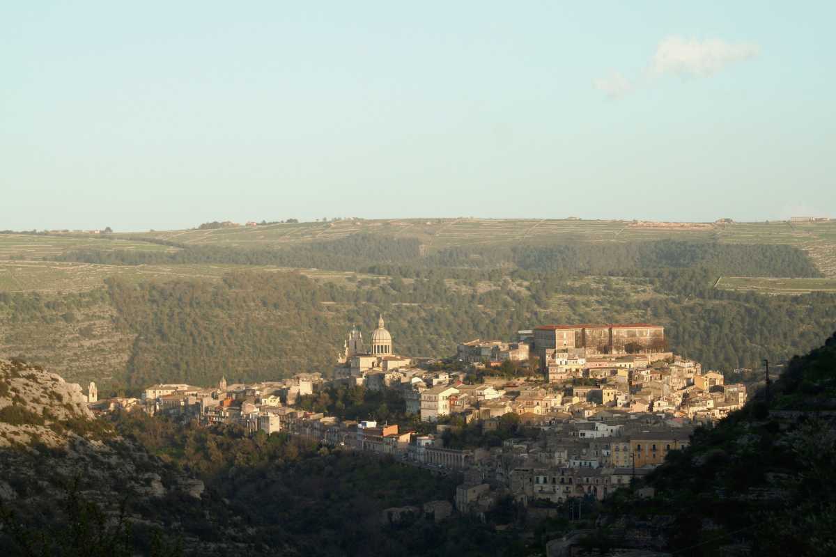 Vista panoramica di Ragusa Ibla con i suoi palazzi barocchi e il verde delle colline circostanti