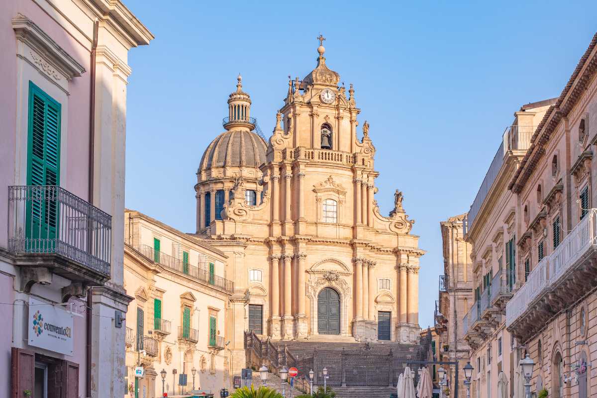 Vista della Cattedrale di San Giorgio a Ragusa Ibla, con il suo imponente campanile