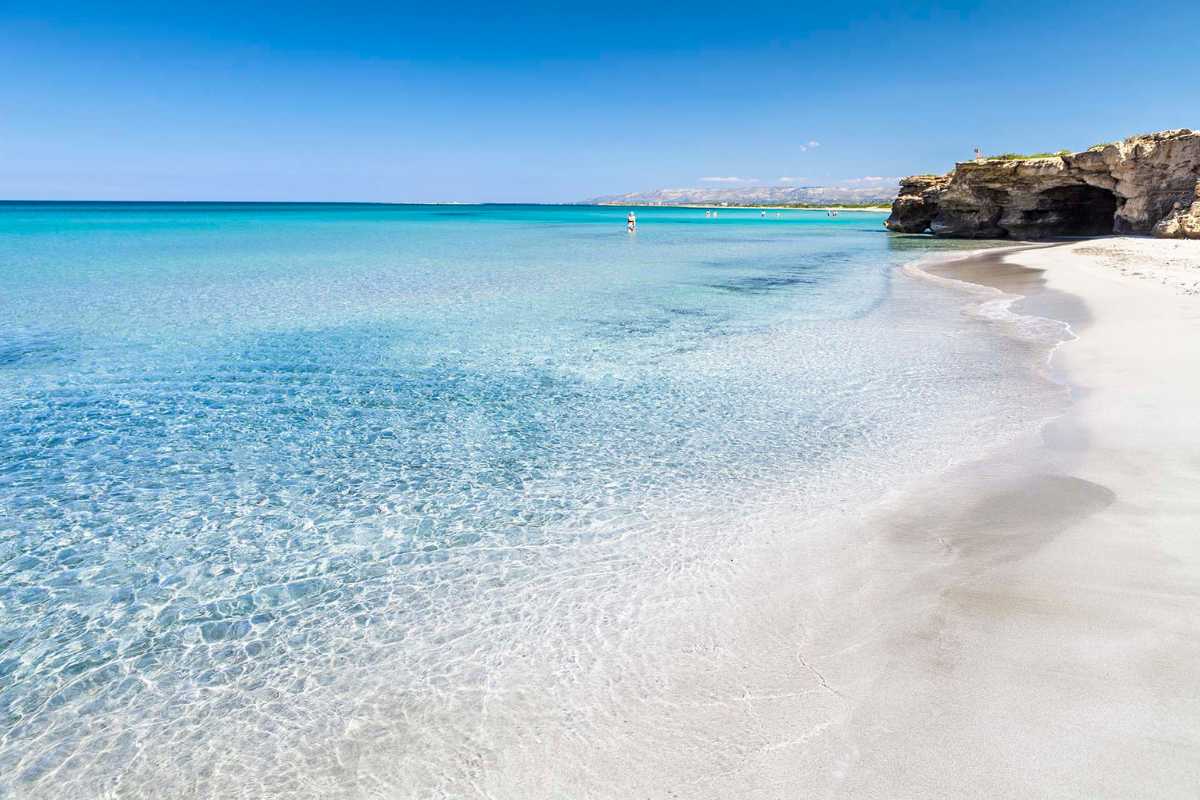 Spiaggia di Marina di Ragusa, con il suo mare blu e gli ombrelloni colorati